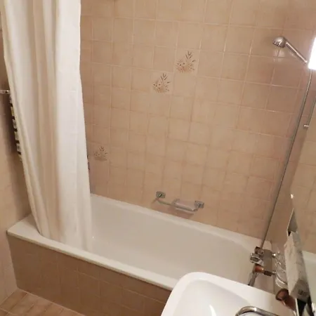 Huebeli - Chapman Appartement-fewo- Dusche Oder Bad- Wc- 2 Schlafraeume By Interhome